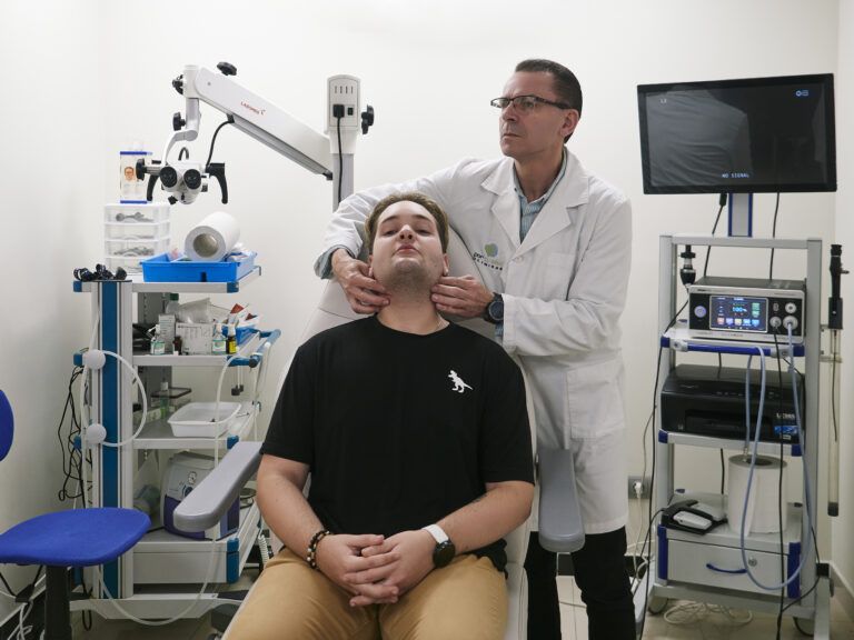 Dr. Rafael Blanco explorando a un paciente en consulta